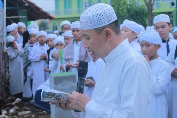 Foto Buya Yahya bersama Santri Al Bahjah