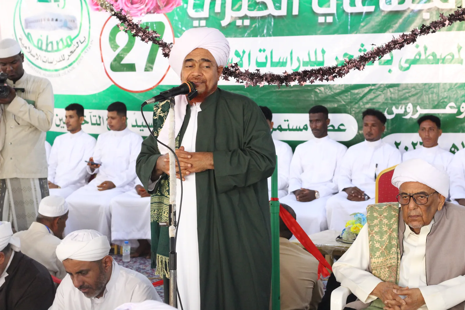 Habib Umar bin Hafidz Sampaikan Pesan Pernikahan dalam Prosesi Nikah Massal di Syihr 31 Habib Umar bin Hafidz Sampaikan Pesan Pernikahan dalam Prosesi Nikah Massal di Syihr